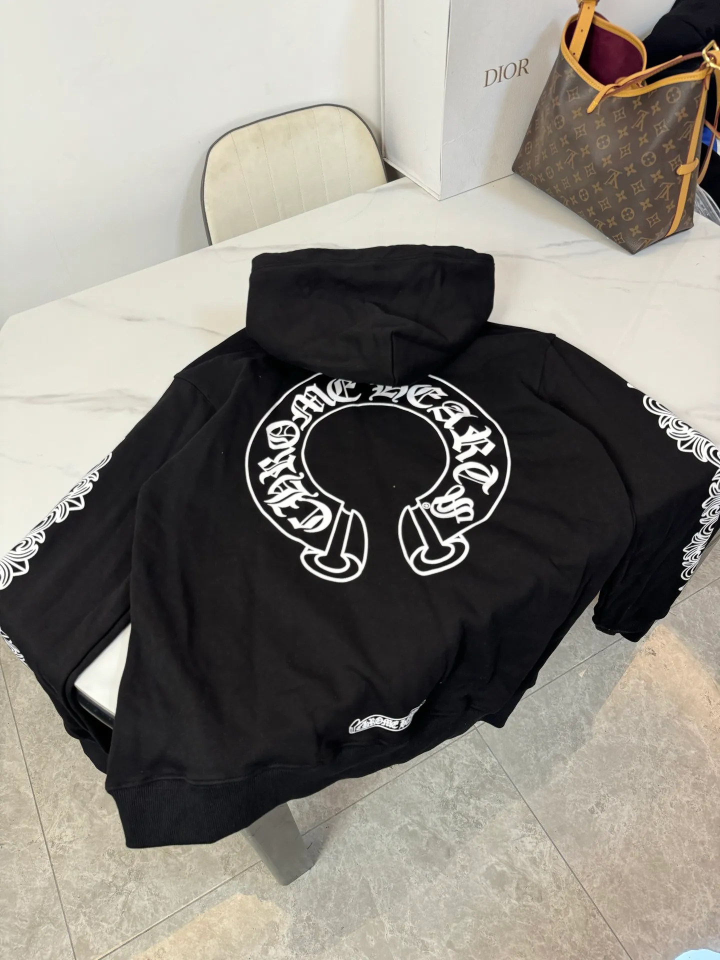 P280 Style number: S107 ChromeHearts 25 early autumn floral arm horseshoe hooded sweatshirt Sanskrit letter rattan flower cross horseshoe hooded sweatshirt The fabric is made of 440g pure cotton terry with matching threads Imported printing Original custom-made Hardware Color: Black Size: S-XL